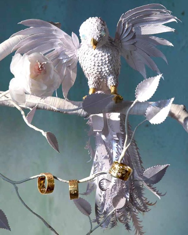 paper art in weiß mit Vogel, Zweig und Blättern.