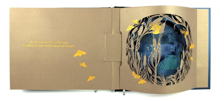 Pop up Karte eines Kiosk mit zwei Figuren davor