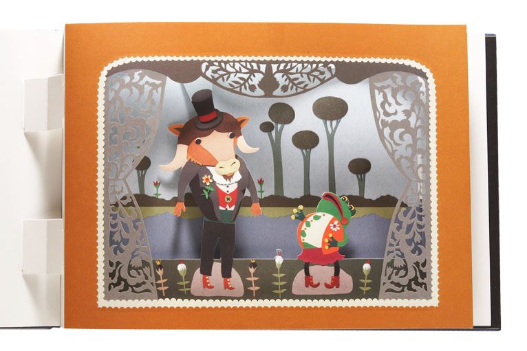 Papierkunst mit Figuren in festlicher Kleidung vor einem dekorativen Hintergrund.