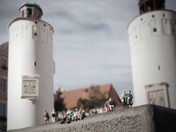 Wasserturm Görlitz als Papierkunstwerk mit echtem Turm fotografiert.
