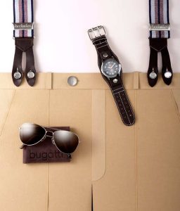 Genähte Hose aus Papier mit Uhr, Sonnenbrille und Hosenträgern.