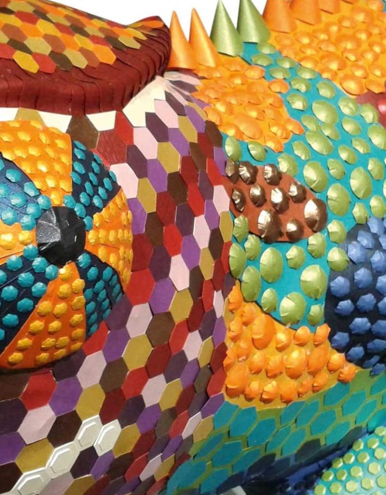 Bunte, texturierte Skulptur  aus Papier mit hexagonalem und dreidimensionalem Design.