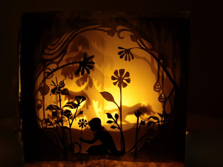 Pop up Karte eines Kiosk mit zwei Figuren davor