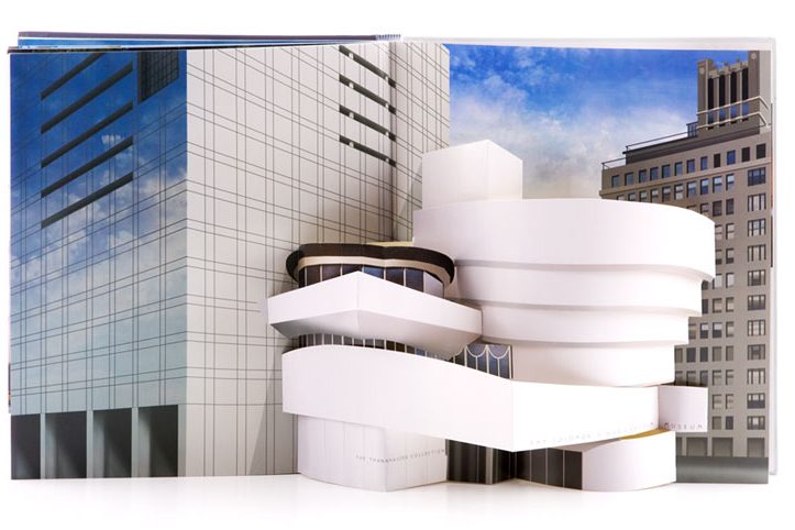 Pop up von Frank LLoyd Wrights Guggenheim mit geschwungenen Formen und Glasfassade.