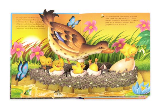 Entenfamilie mit Küken im Nest, umgeben von bunten Blumen und Schmetterlingen.