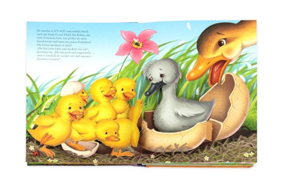 Eine Szene mit Entenküken, die einen grauen Schwan anschauen, der aus einem Ei schlüpft.