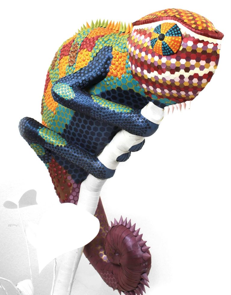 Skulptur Oberfläche beklebt mit farbenfrohem unterschiredlichem PApier von Fedrigoni.