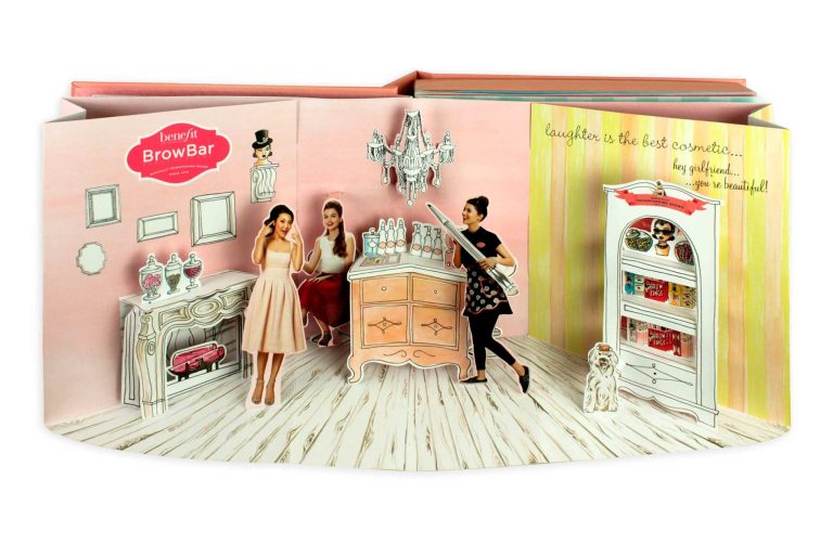 Dreidimensionales Pop up Buch eines Kosmetikstudios mit Figuren und dekorativen Elementen.