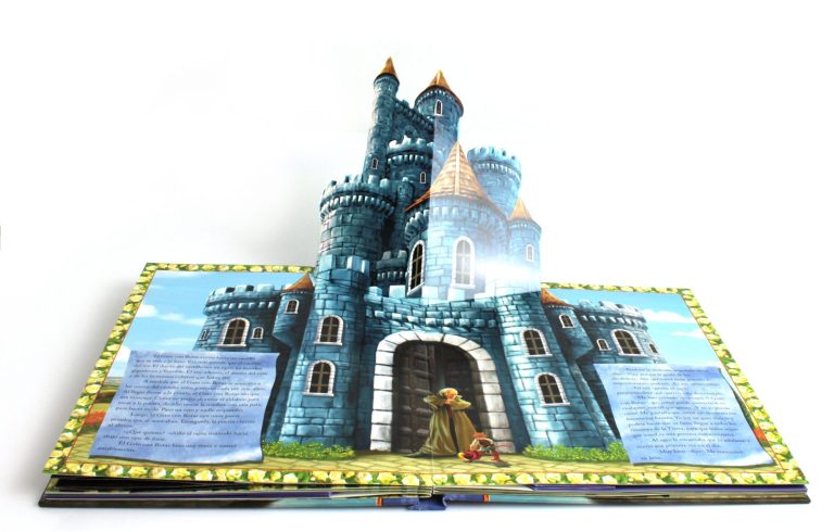 Pop-up-Buch mit einer bunten Schlossillustration und einer Figur vor dem Eingang.