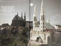Kiorche Görlitz aus Papier fotografiert vor echter Kirche.