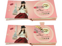 Pop up Szene Frau mit Hut sitzt an einem Tisch mit Kosmetikprodukten und einer Stadtansicht.