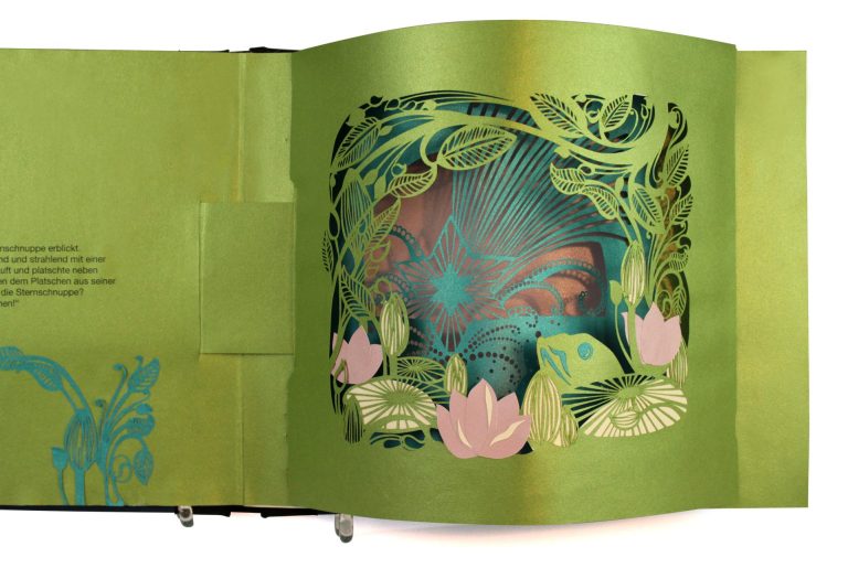 Stilisiertes Essensstandmodell aus Papier mit zwei Figuren und dem Namen "BÜDCHEN".