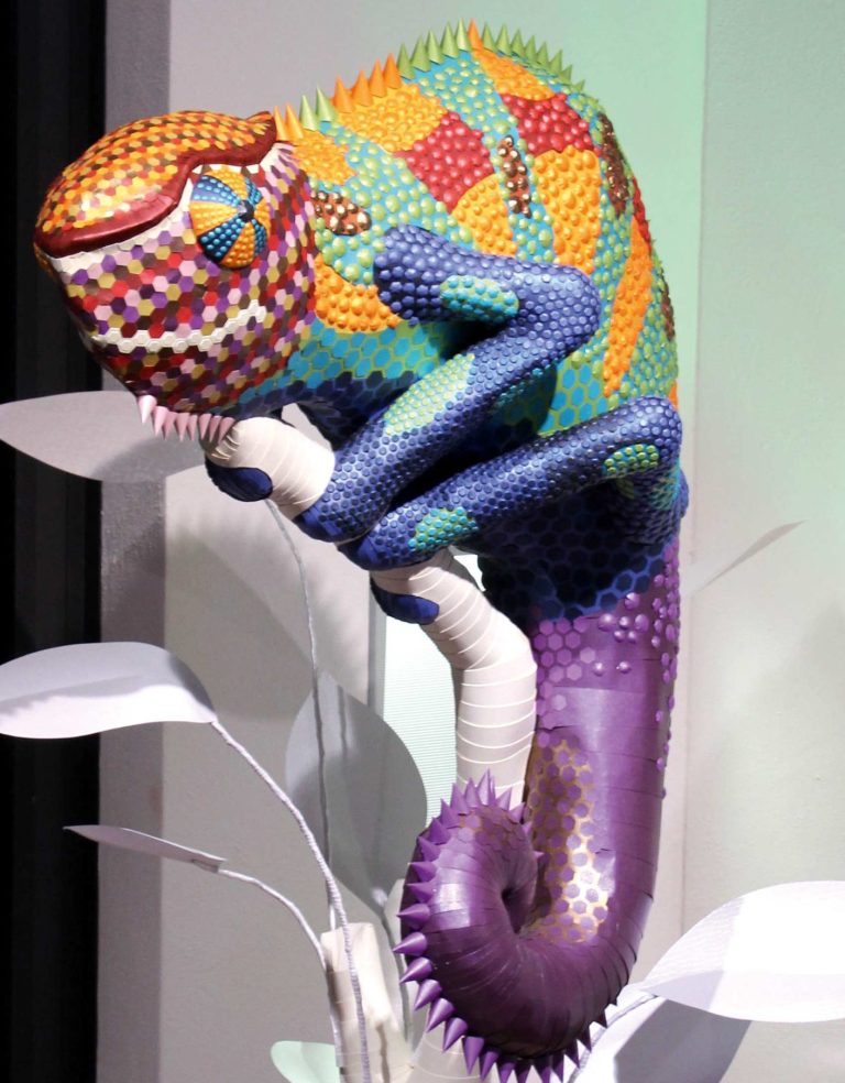 Paper art Chamäleon Skulptur mit farbenfrohem Fedrigoni Papier beklebt.